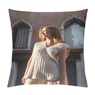 Personality  Young Woman In Sleeveless Jumper Smiling Near Blurred Building In Venice Pillow Covers