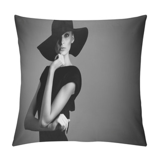 Personality  High Fashion Portrait Of Elegant Woman In Black And White Hat And Dress Pillow Covers