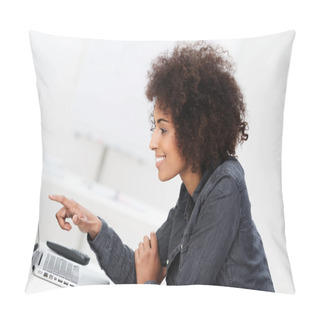 Personality  Smiling Woman Pointing At Her Laptop Screen Pillow Covers