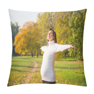 Personality  Enjoying Life - Expecting Child In Pregnancy Pillow Covers