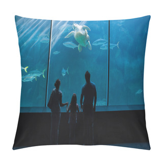 Personality  Happy Family Looking At Fish Tank Pillow Covers