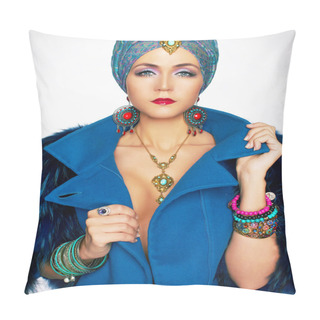 Personality  Rich Beautiful Woman In Fur And Jewelry. Pillow Covers