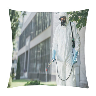 Personality  Pest Control Worker In Uniform And Respirator Spraying Pesticides On Street With Sprayer   Pillow Covers