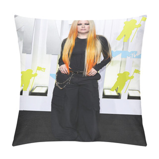 Personality  Avril Lavigne Arrives At The 2022 MTV Video Music Awards Held At The Prudential Center On August 28, 2022 In Newark, New Jersey, United States. Pillow Covers