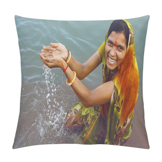 Personality  Indian Woman In A Sari Smiling - Bathing In The Ganges In Rishikesh Pillow Covers