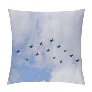 Personality  14 F-16 Fighter Jets In Formation Pillow Covers