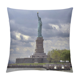 Personality  Statue Of Liberty In New York Pillow Covers