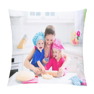 Personality  Mother And Kids Baking A Pie Pillow Covers