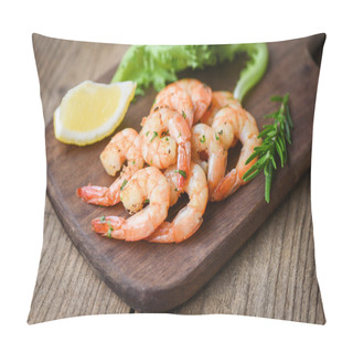 Personality  Salad Shrimp Grilled Delicious Seasoning Spices On Wooden Cutting Board Background Appetizing Cooked Shrimps Baked Prawns , Seafood Shelfish With Rosemary Lemon And Lettuce Pillow Covers