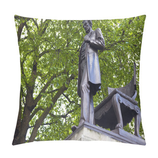 Personality  Abraham Lincoln Statue In London Pillow Covers