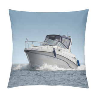 Personality  Luxury Yacht With Horizon Line Pillow Covers