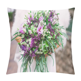 Personality  Beautiful Purple Wedding Bouquet In Bride's Hands Pillow Covers