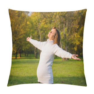 Personality  Enjoying Life - Expecting Child In Pregnancy Pillow Covers