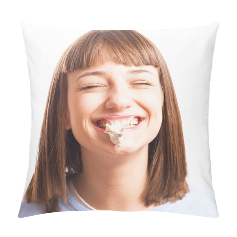 Personality  Girl With Exploted Chewing Gum Pillow Covers