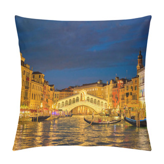 Personality  Rialto Bridge Ponte Di Rialto Over Grand Canal At Night In Venice, Italy Pillow Covers