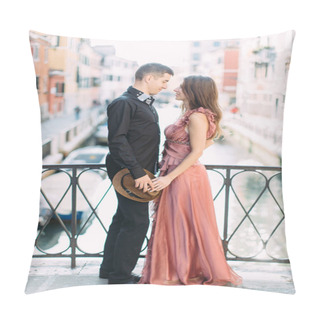 Personality  Couple Posing On Bridge During Honeymoon In Venice Pillow Covers