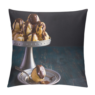 Personality  Profiteroles With Cream And Chocolate Sauce Pillow Covers