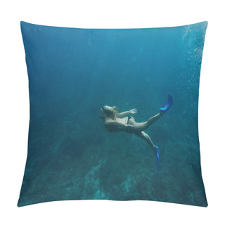 Personality  Side View Of Woman In Bikini And Flippers Diving In Ocean Alone Pillow Covers