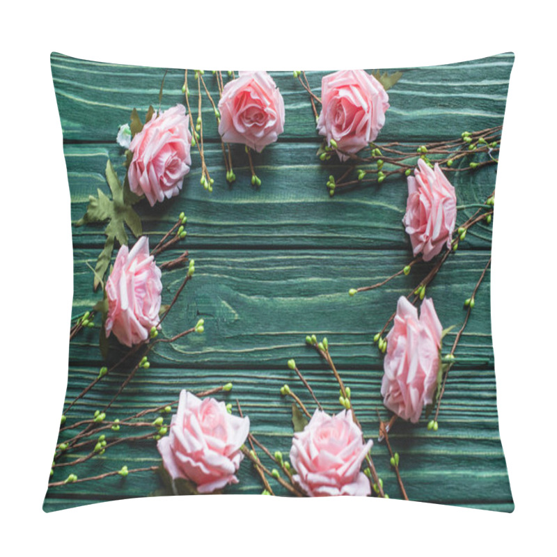 Personality  top view of wooden green background with blossoming branches, roses pillow covers