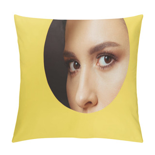 Personality  Girl With Smoky Eyes Looking At Camera Across Hole In Yellow Paper On Black Background Pillow Covers