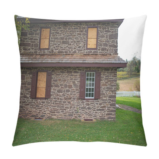 Personality  Colonial American House With Broken Boarded Up Windows Pillow Covers