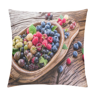 Personality  Ripe Berries In The Wooden Bowl. Pillow Covers