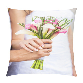 Personality  Closeup View Of A Bride And Groom's Hands With Bouquet Of Callas Pillow Covers