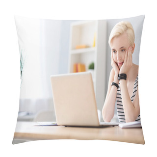 Personality  Woman Chatting On The Laptop Pillow Covers