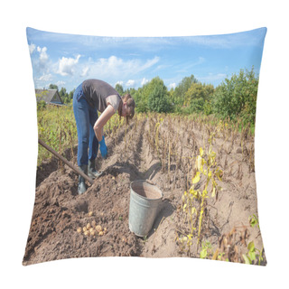 Personality  Young Woman Harvesting Potato On The Field Pillow Covers