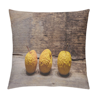 Personality  Shriveled  Yellow  Apples Pillow Covers