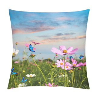 Personality  Butterflies Flying In The Flowers Pillow Covers
