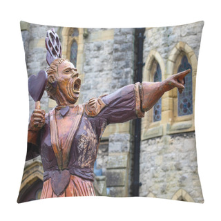 Personality  Llandudno, Wales - September 3rd 2020: A Statue Of The Queen Of Hearts - A Character From The Alice In Wonderland Story, Located In The Seaside Town Of Llandudno In North Wales, UK. Pillow Covers