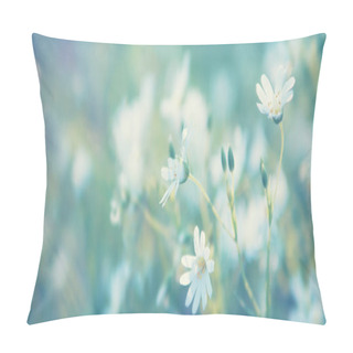 Personality  Close View Of White Wildflowers On Blurred Natural Background Pillow Covers