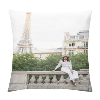 Personality  Fashionable Woman Holding Smartphone And Looking At Camera On Street With Eiffel Tower At Background In Paris  Pillow Covers