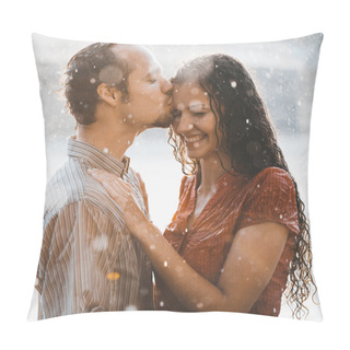 Personality  Couple In Love Under Rain Pillow Covers