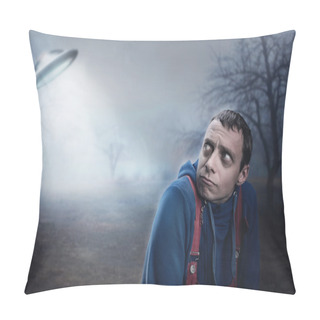Personality  Guy Scared By UFO Pillow Covers