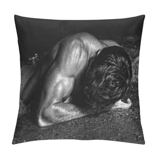 Personality  Muscled Model In The Water Pillow Covers