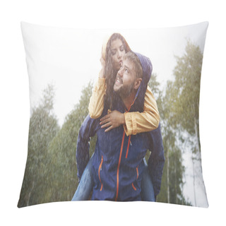 Personality  Loving Couple In Rain Pillow Covers