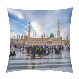 Personality  Muslims Gathered For Worship Nabawi Mosque, Medina, Saudi Arabia Pillow Covers