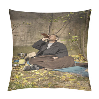 Personality  Ugly Pauper Man Living Outdoor Drinking Alcoholic Beverages Pillow Covers