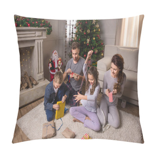 Personality  Family Opening Presents On Christmas Eve Pillow Covers