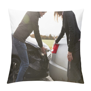 Personality  Two Drivers Arguing Over Damage Pillow Covers