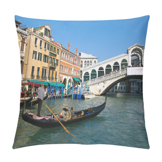 Personality  Gondola At Rialto Bridge Pillow Covers
