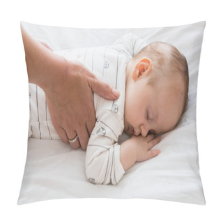 Personality  Mom Putting Baby To Sleep In Baby Bed Pillow Covers