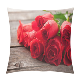 Personality  Valentines Day Greeting Card With Red Roses On Wooden Table Pillow Covers