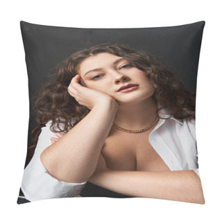 Personality  Portrait Of Charming Plus Size Girl In Her 20s Leaning On Hand And Looking To Camera Pillow Covers