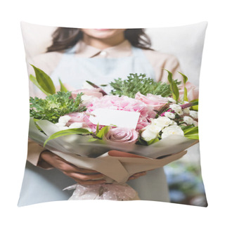Personality  Cropped View Of Florist Holding Festive Bouquet With Empty Tag On Blurred Background Pillow Covers