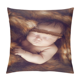 Personality  Newborn Baby Sleeping Peacefully On The Red Fur Pillow Covers