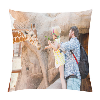 Personality  Dad And Daughter Feed A Giraffe Pillow Covers