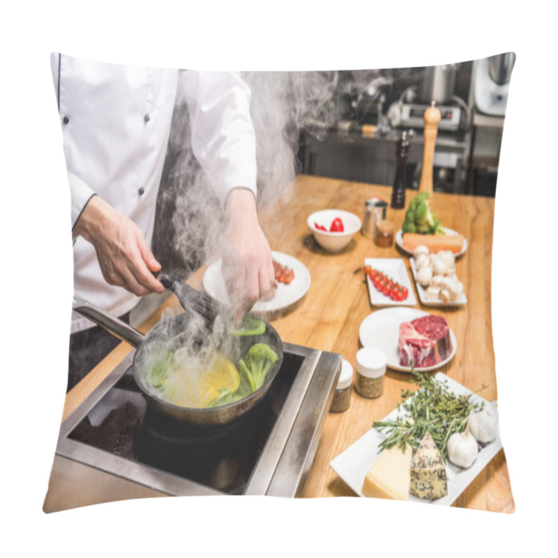 Personality  cropped image of chef frying yellow and green bell peppers with broccoli pillow covers